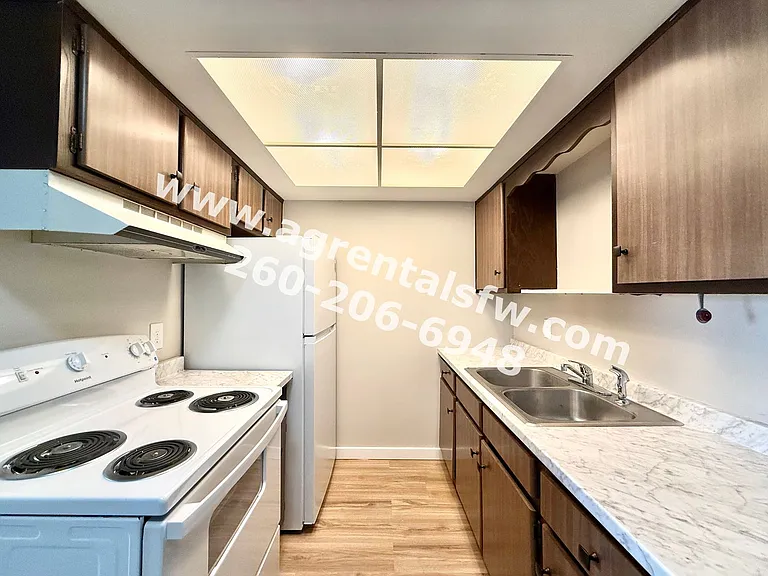 901-931 West Brookwood Court — Photo 4