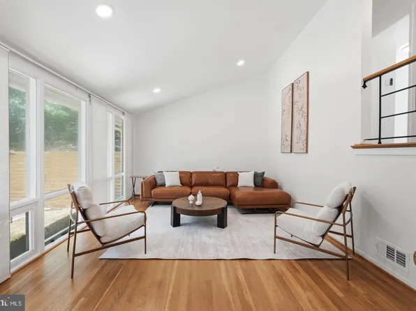 5617 Hershey Ln, Alexandria, VA 22312