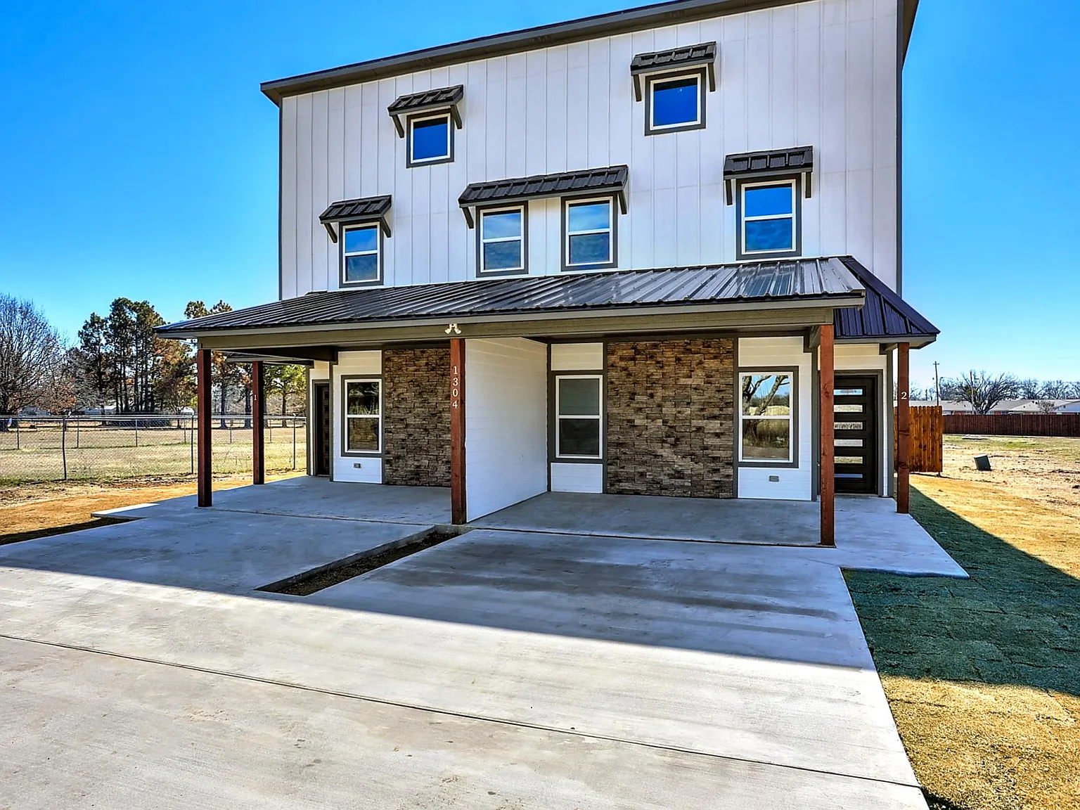 1304 Country Rd — Photo 1