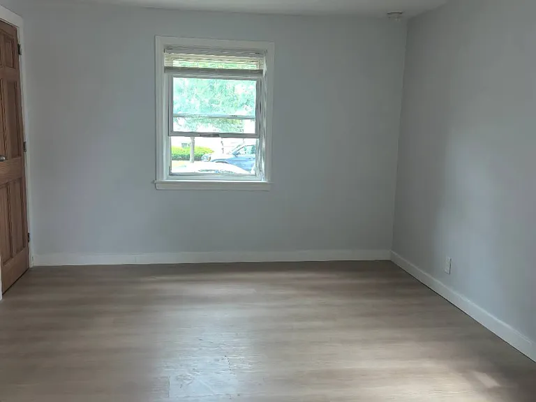527 Willow Ave — Photo 9
