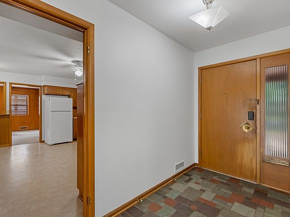 3rd image of 900 N Saint James Pl
