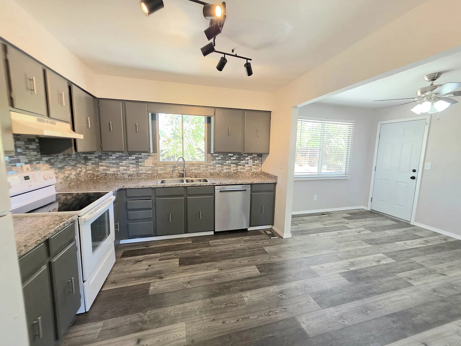 4 bed, 1553 sqft, $2,100 — Photo 4