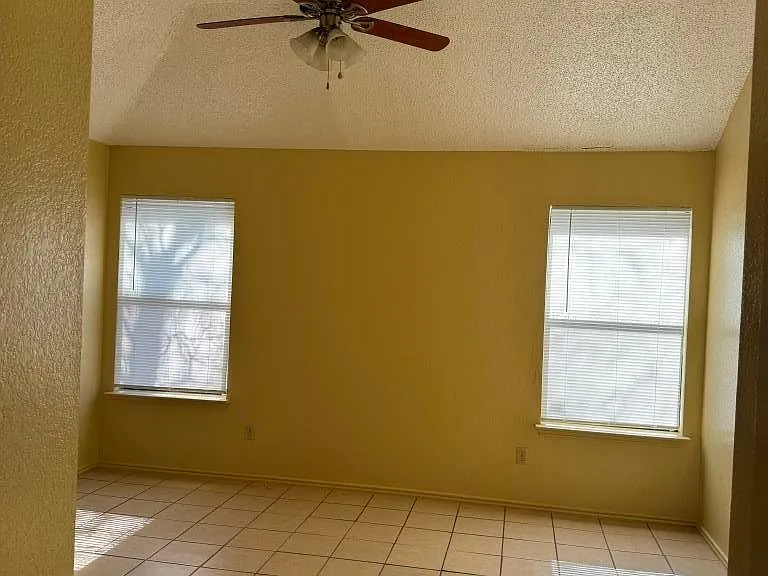 2404 Bluebonnet Dr — Photo 3
