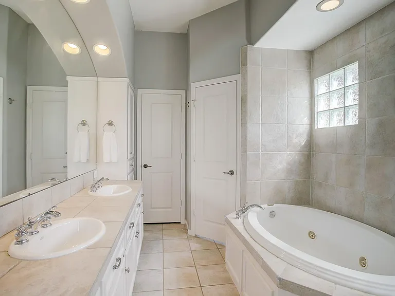 618 Asbury St — Photo 23