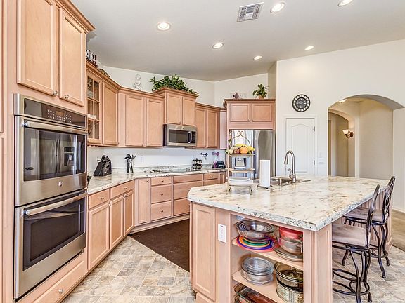 KITCHEN HAS DOUBLE OVENS