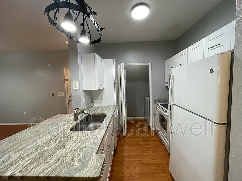 1 bed, 1.0 bath, 598 sqft, $1,600 — Photo 3