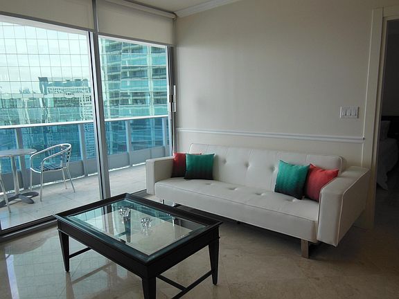 Living area w. leather sofa bed