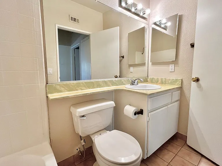 7130 Woodlake Ave #G — Photo 14