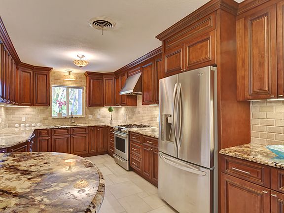 4th image of 301 SE 6th Ave