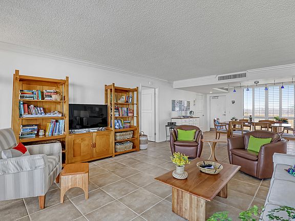 4th image of 136 Lakeshore Drive #512