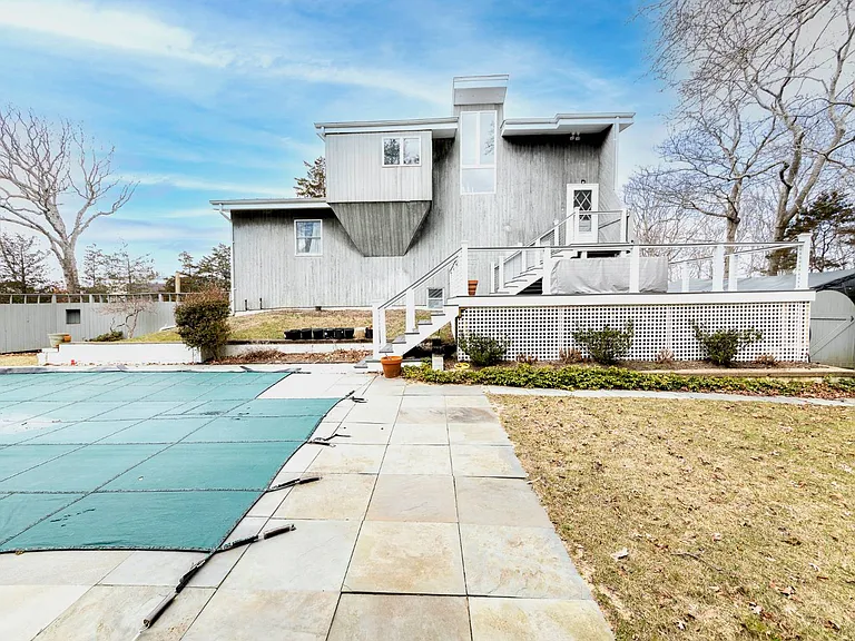 Pond Ln — Photo 15