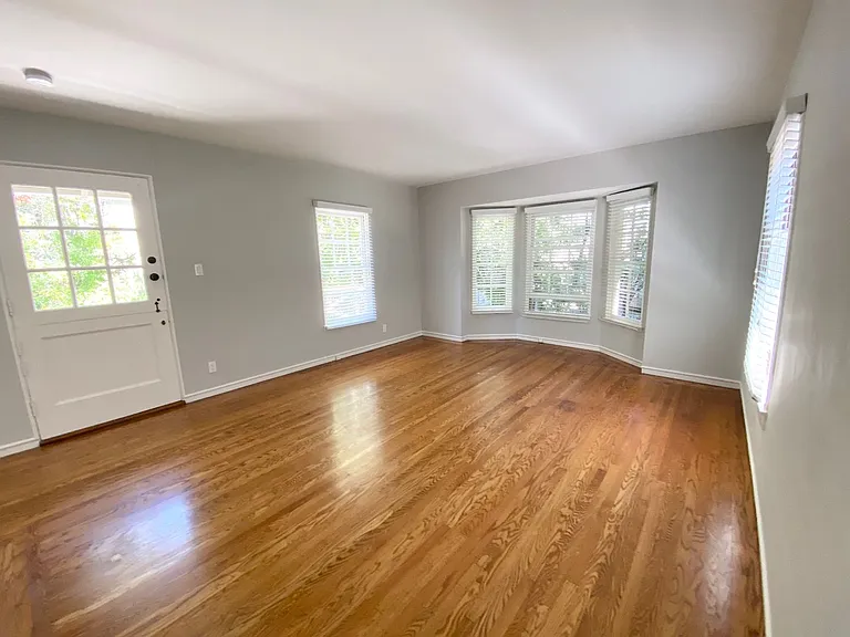 Bellevue Apartments — Photo 27