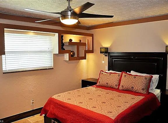 4th image of 909 SW 48th Ter #1