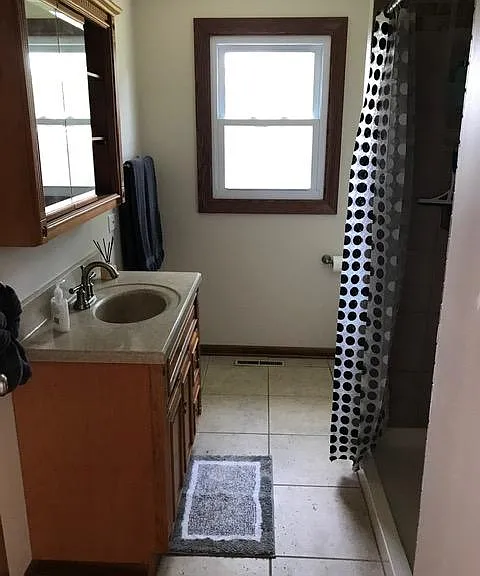 2nd bath and shower