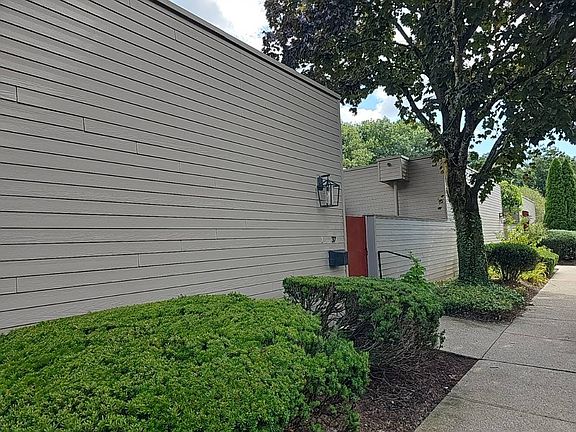 3rd image of 37 Charlton Hill Rd