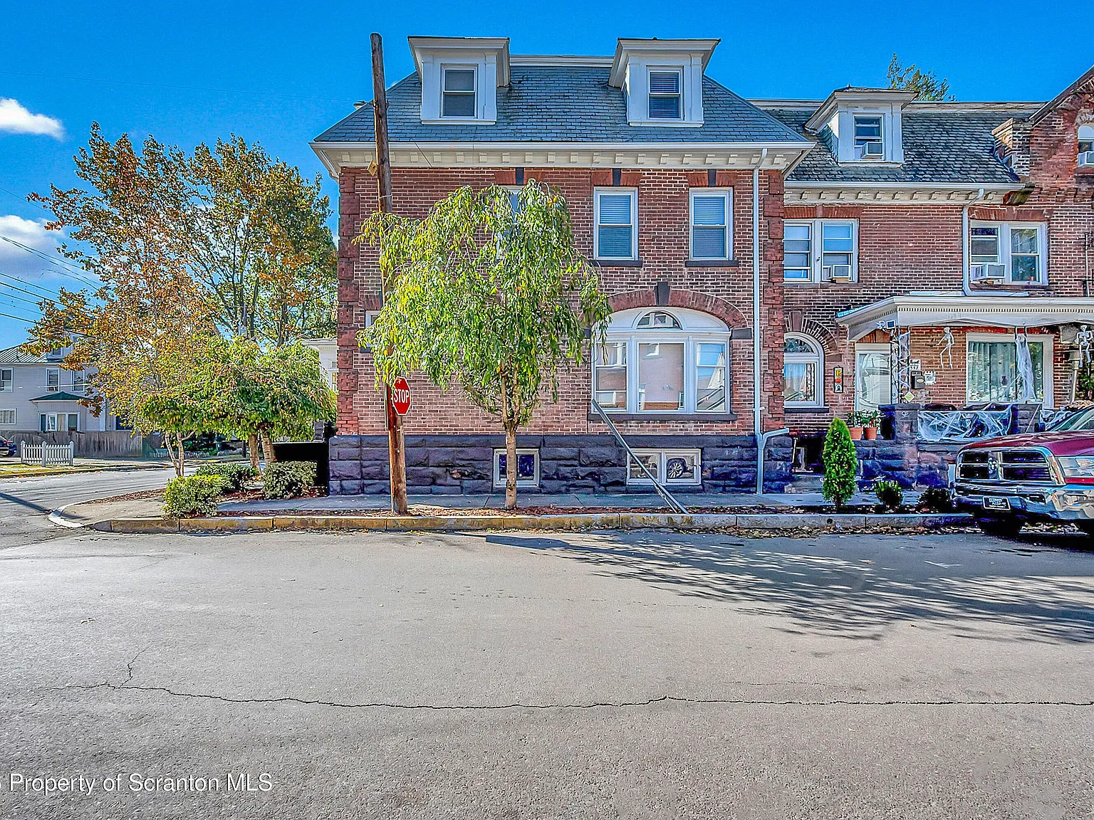 6 bed, 3.0 bath, 2810 sqft, $3,000 — Photo 1