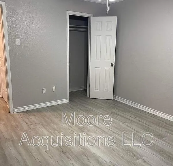302 E Kansas St — Photo 10