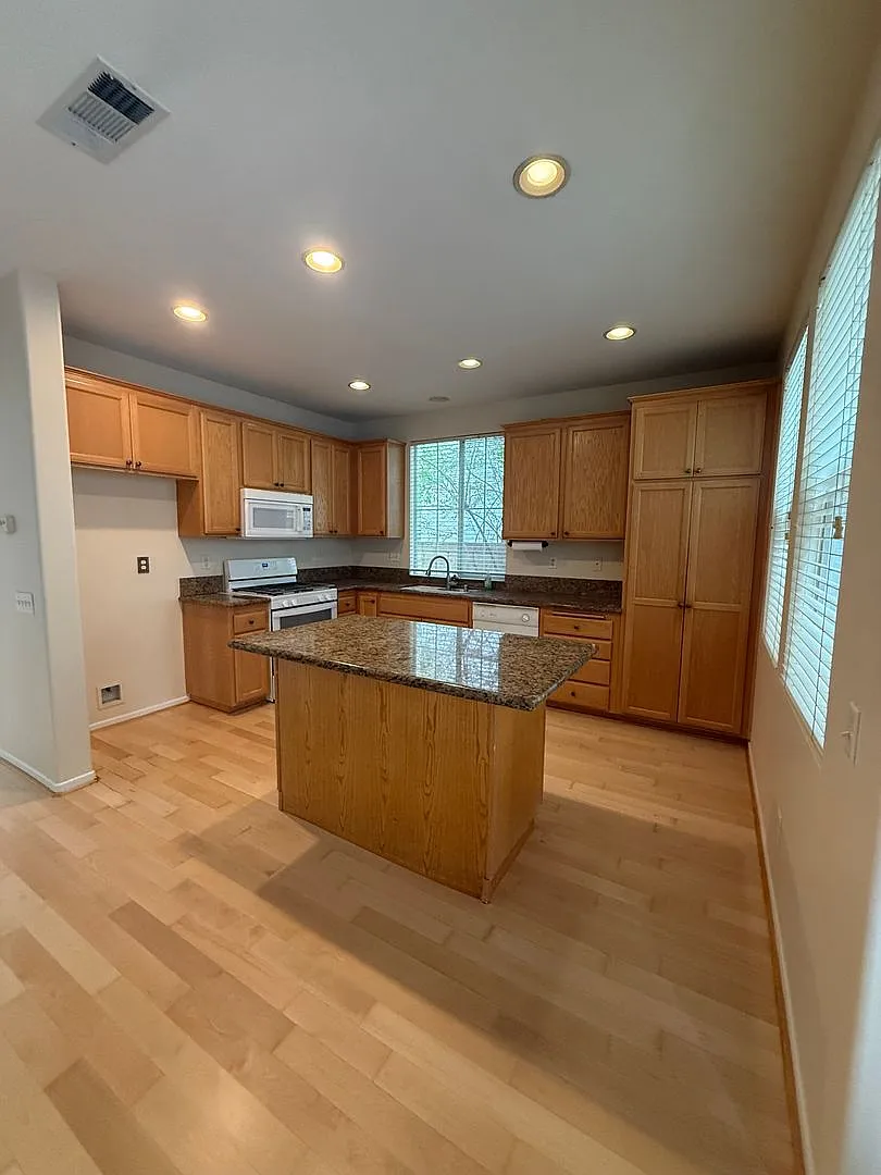 2 story 4 bed, 3 bath home in Simi Valley — Photo 3