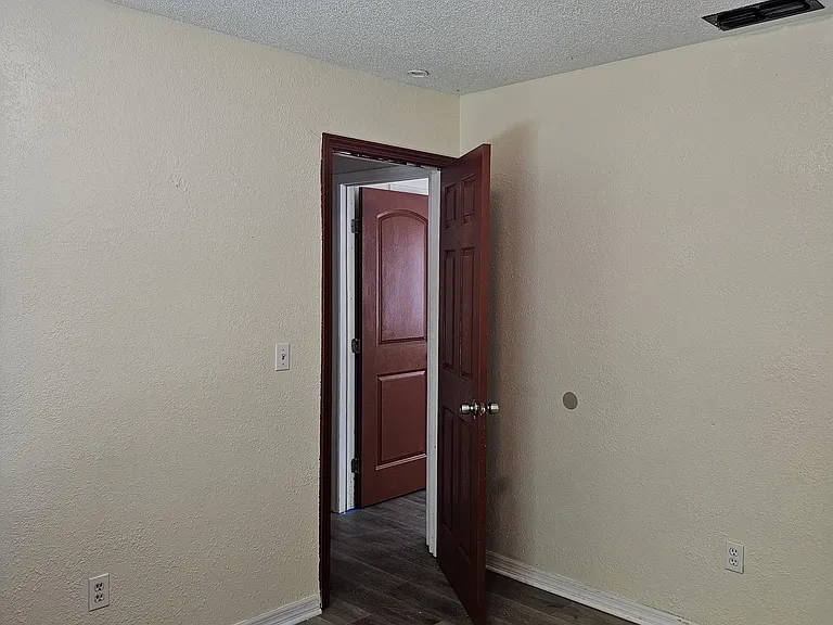 305 E Lake St — Photo 14