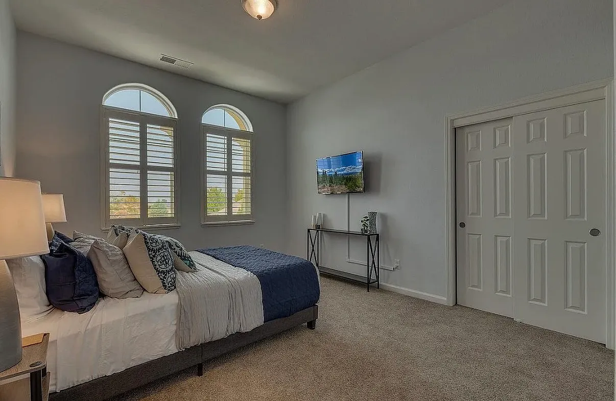 4 bed, 3240 sqft, $1,550 — Photo 2