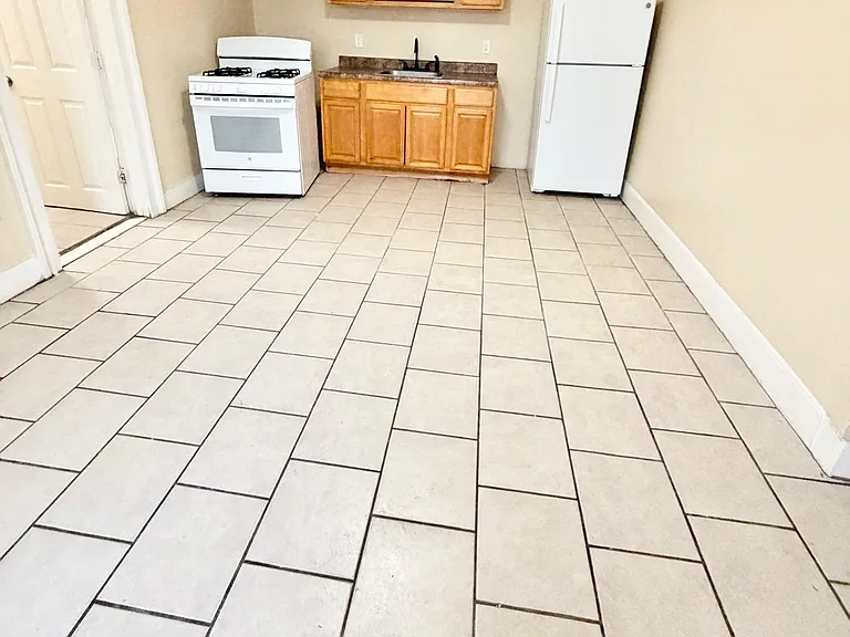 122 Derby Ave #2L — Photo 1