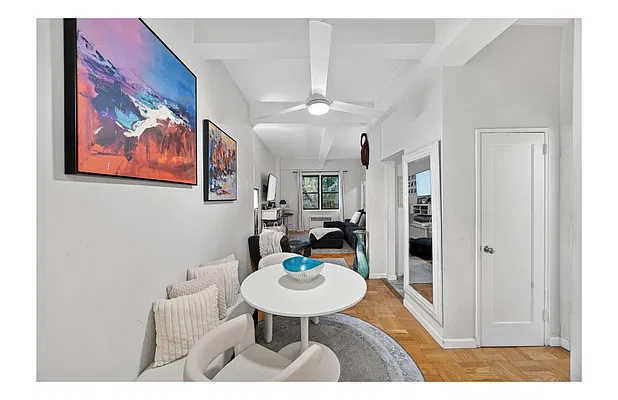 Living room, photo 2