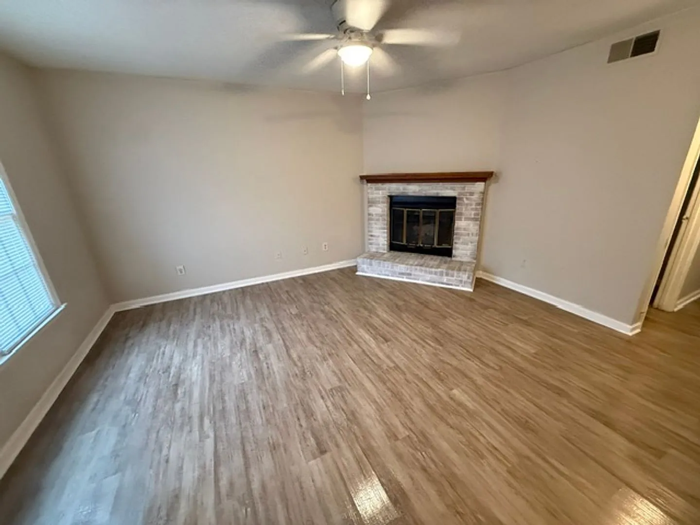 2br 1.5 Bath Townhome In Harbison Beautifully Renovated With Brand New Dishwasher And Washer/Dryer! — Photo 3