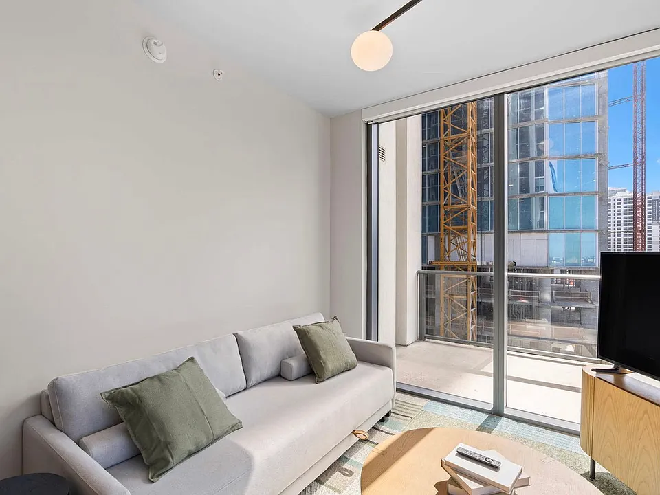11 NE 6th St #16-ID1404479P