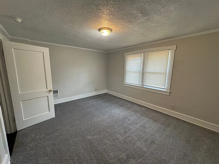 1136-1138 Fairfield Ave — Photo 24