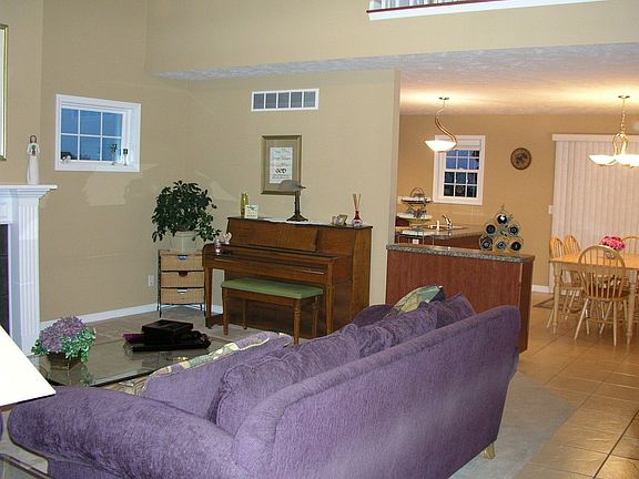 Spacious FR w/ gas FP