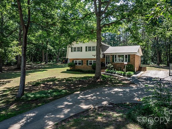3rd image of 4603 Oakwood Cir