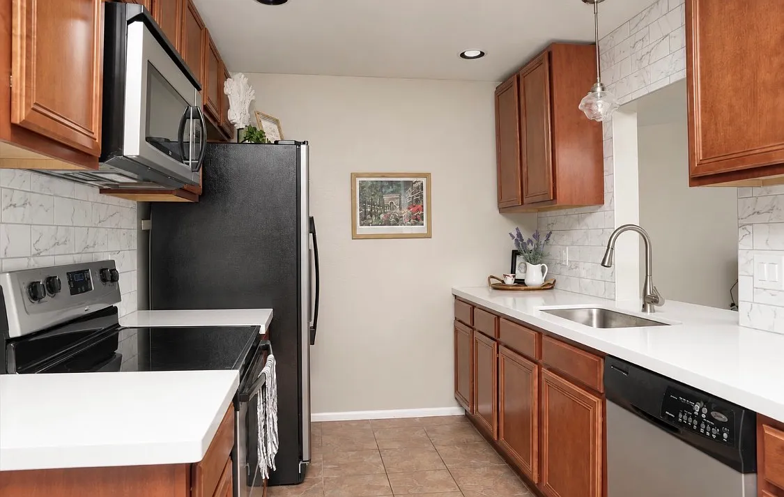 3 bed, 1336 sqft, $2,395 — Photo 2