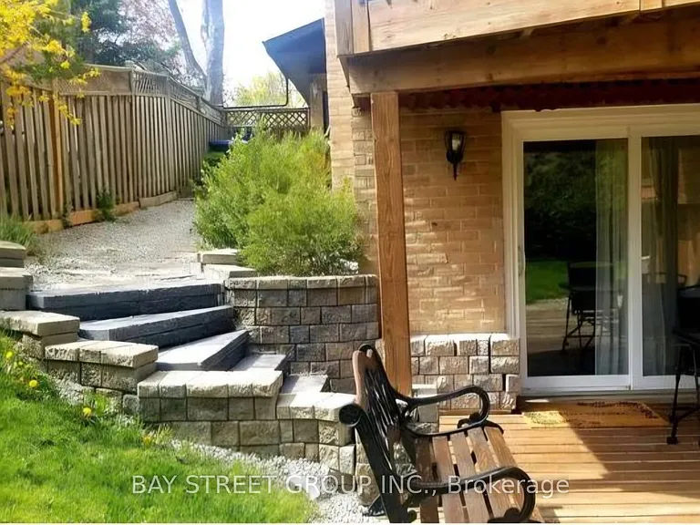 2082 Burbank Dr #LOWER — Photo 12