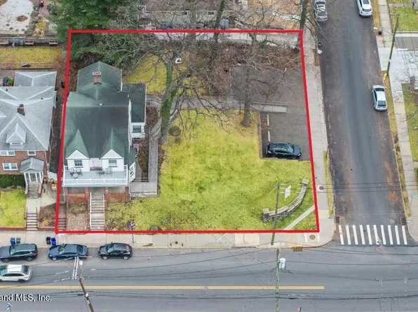 1102 Victory Blvd, Staten Island, NY 10301