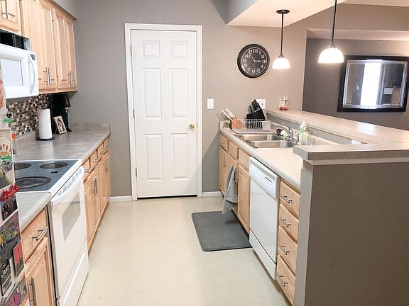 Eat-In Kitchen