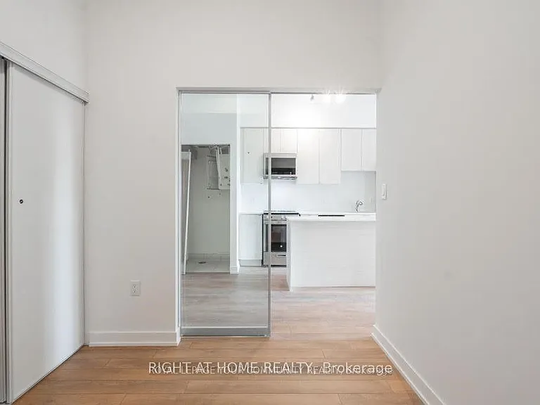 2433 Dufferin St #606 — Photo 10