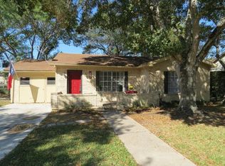 602 W Division St, Edna, TX 77957