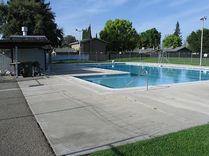 community pool (w/lifeguard)