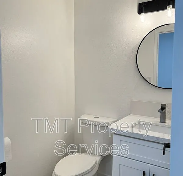 610 E Newlove Dr #I — Photo 8