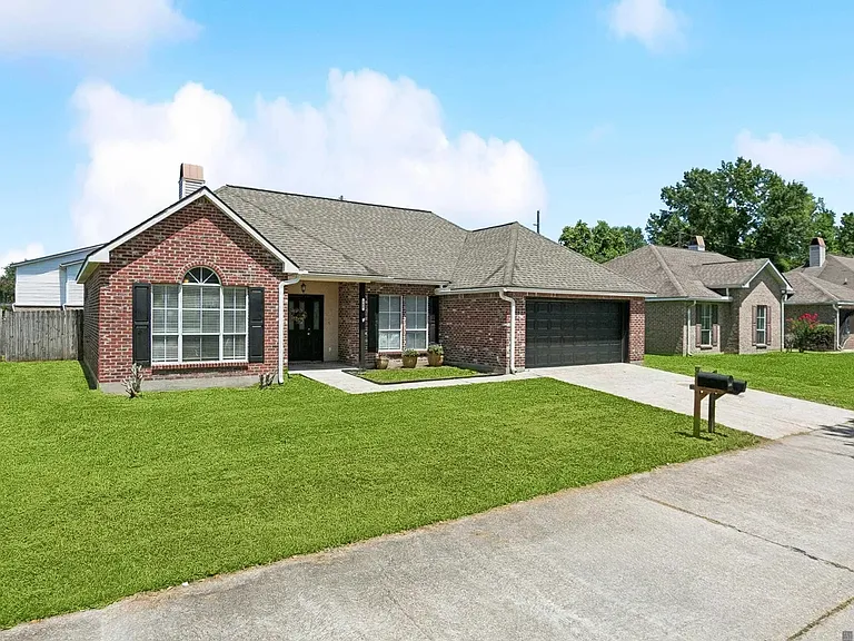 240 Briarhaven Dr — Photo 2
