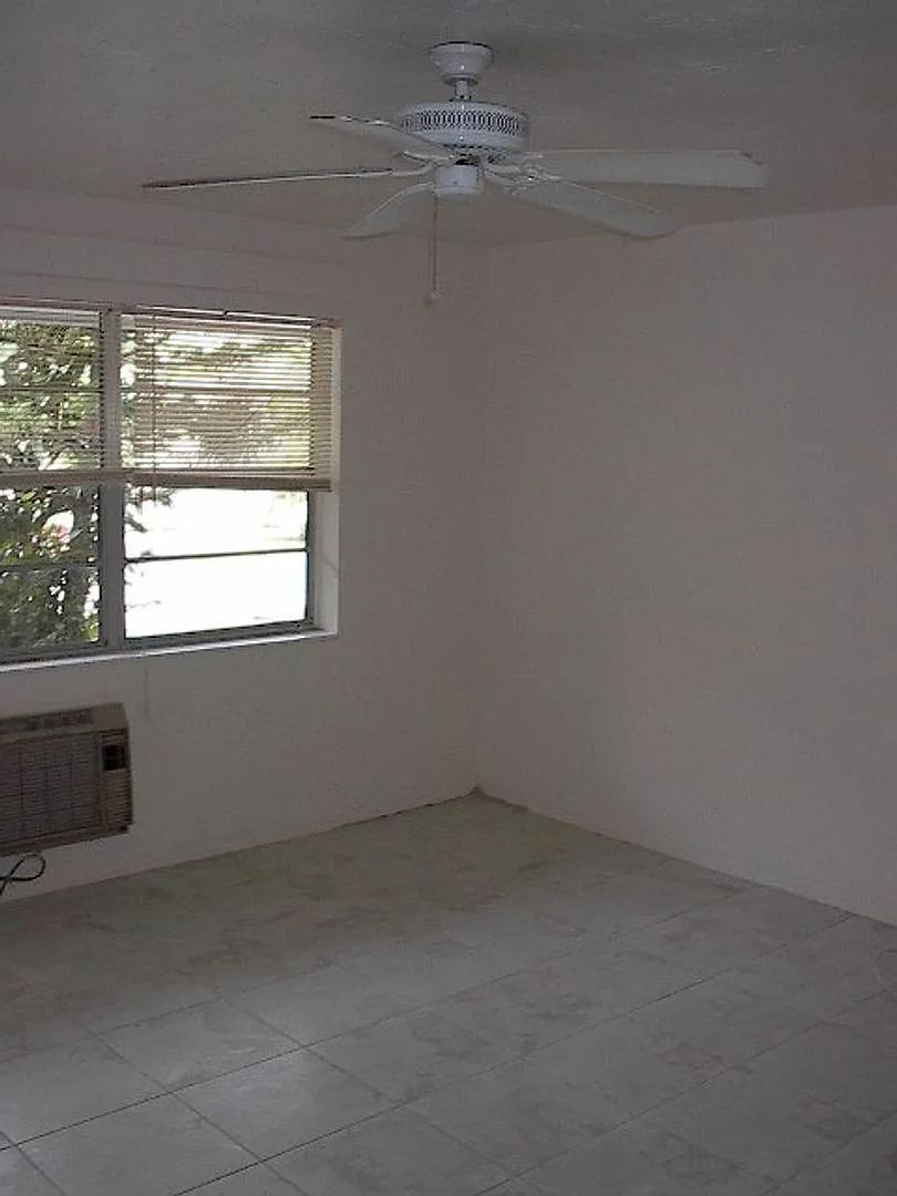 Building Photo - Las Olas Quads. 1005