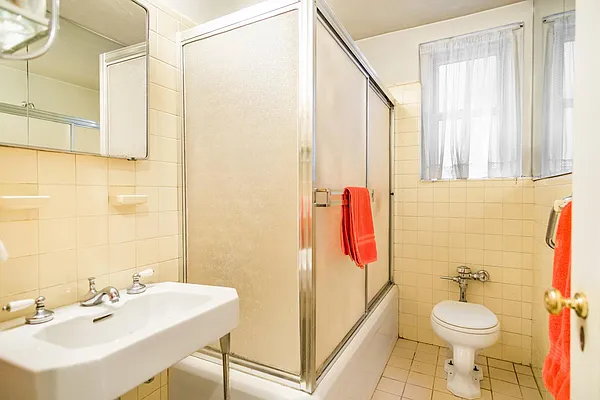 Sold by Century 21 Metropolitan | media 16