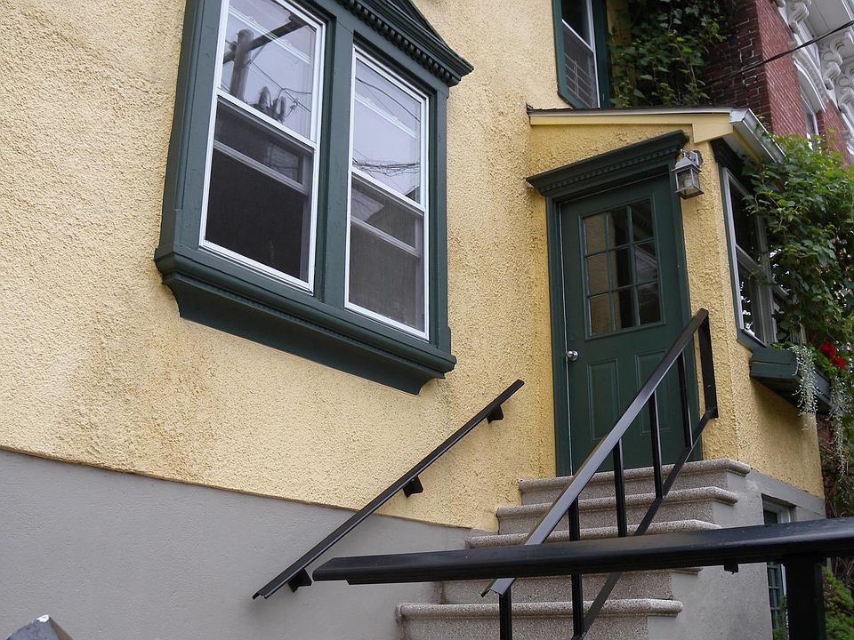 Sweet building in the Irvington Historic District--just one block to Metro North.