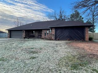 825 Sleepy Hollow Blvd, Chickasha, OK 73018