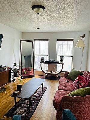2nd image of 924 Jefferson Ave #1