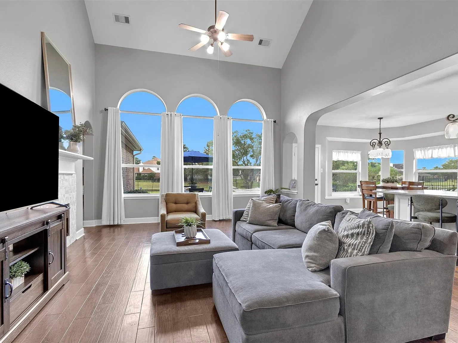 5 bed, 3.5 bath, 3275 sqft, $3,700 — Photo 3