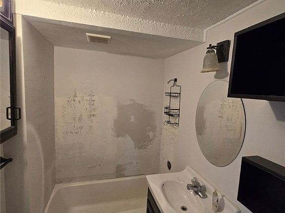 4th image of 3619 W 122nd St