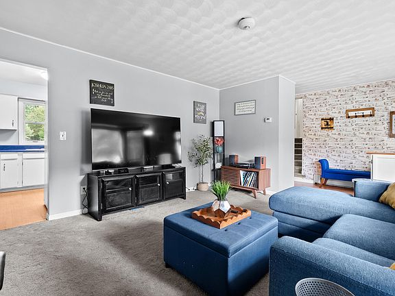 2nd image of 8237 Lovers Ln