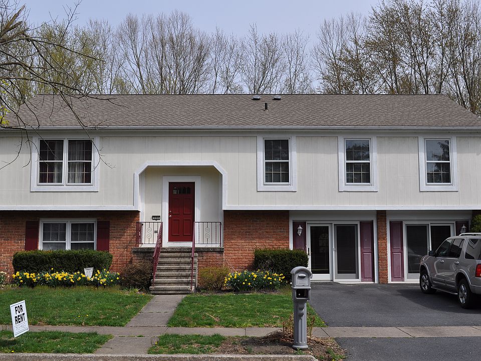 1st image of 504 Woodcrest Dr