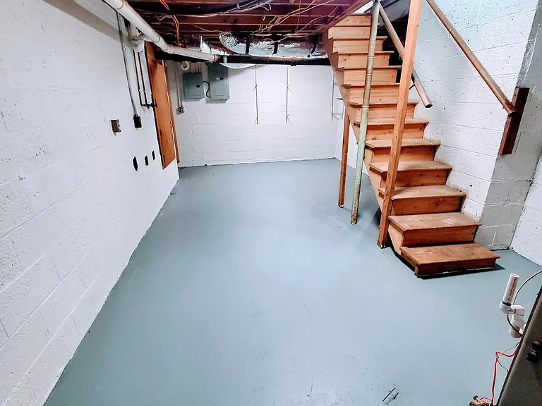 Dry storage and hobby space